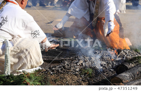 四国霊場第75番札所「善通寺」の柴燈大護摩供の火渡り 47351249