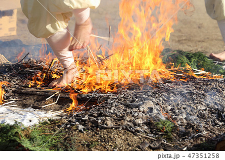 四国霊場第75番札所「善通寺」の柴燈大護摩供の火渡り 47351258