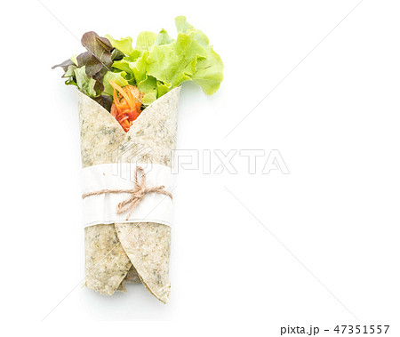 wrap salad roll with chicken and spinach 47351557