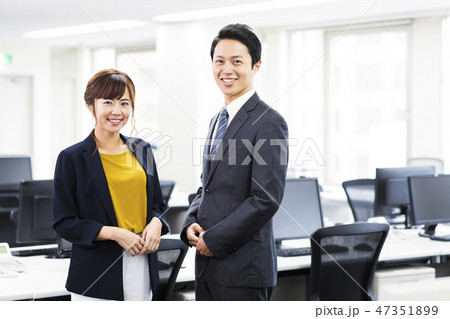 ビジネス 女性 チーム オフィス ビジネスマン ビジネス 女性 チーム オフィス ビジネスマン 47351899