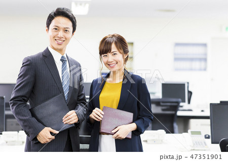 ビジネス　女性　チーム　オフィス　ビジネスマン 47351901