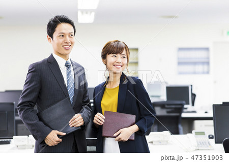 ビジネス 女性 チーム オフィス ビジネスマン ビジネス 女性 チーム オフィス ビジネスマン 47351903
