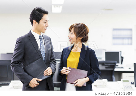 ビジネス 女性 チーム オフィス ビジネスマン ビジネス 女性 チーム オフィス ビジネスマン 47351904