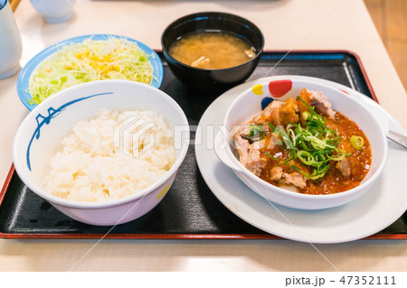 Stired chicken with kimchi sauce 47352111