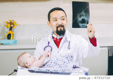 doctor examining x-ray picture 47352720