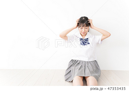 悩み事・いじめ・学生イメージ 悩み事・いじめ・学生イメージ 47353435