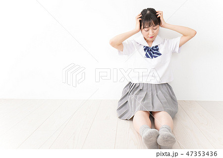 悩み事・いじめ・学生イメージ 47353436