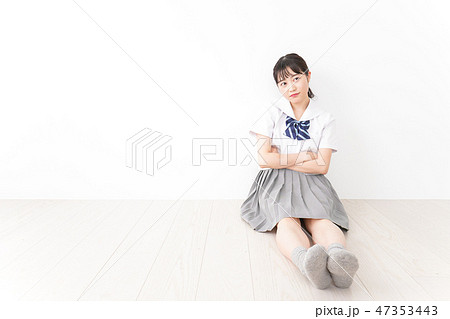 悩み事・いじめ・学生イメージ 47353443