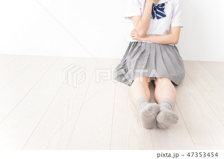 悩み事・いじめ・学生イメージ 47353454