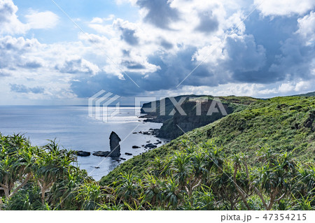 日本最西端の島、与那国の立神岩（たちがみいわ） 47354215