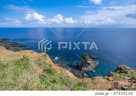日本最西端の島、与那国の立神岩(たちがみいわ) 日本最西端の島、与那国の立神岩(たちがみいわ) 47354219