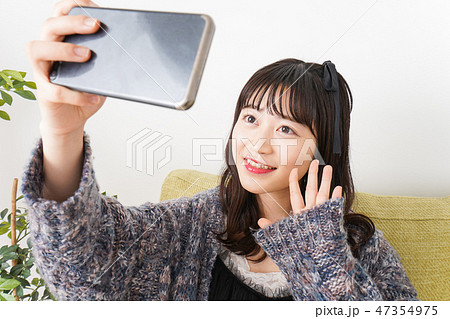 動画配信・ライブ配信・自撮りイメージ 動画配信・ライブ配信・自撮りイメージ 47354975