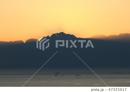 日の出前の立山連峰 47355017