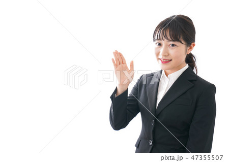 スーツ姿で指をさす若い女性 スーツ姿で指をさす若い女性 47355507