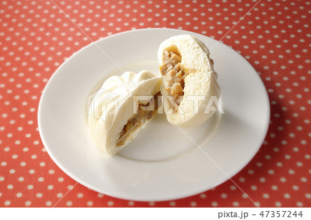 お皿の上の肉まん お皿の上の肉まん 47357244