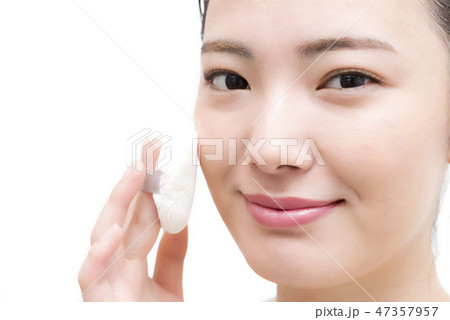 パウダーパフ 若い女性の美容イメージ パウダーパフ 若い女性の美容イメージ 47357957