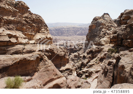 ヨルダンぺトラ遺跡周辺渓谷 47358895