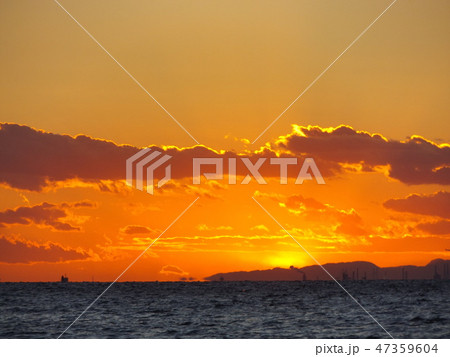 稲毛海岸から見た夕日の沈んだ後の夕焼け 稲毛海岸から見た夕日の沈んだ後の夕焼け 47359604