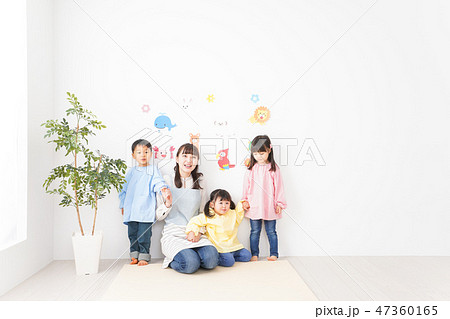 幼稚園・保育園・こども園で笑顔で楽しく遊ぶ児童と先生 幼稚園・保育園・こども園で笑顔で楽しく遊ぶ児童と先生 47360165