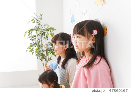 幼稚園・保育園・こども園で笑顔で楽しく遊ぶ児童と先生 47360167