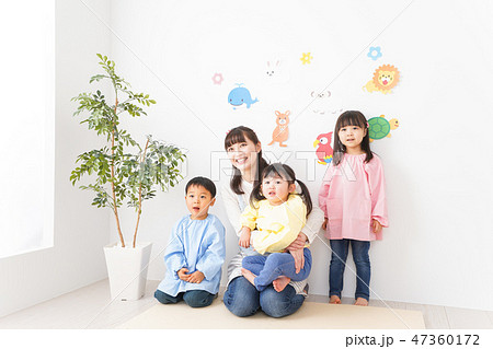 幼稚園・保育園・こども園で笑顔で楽しく遊ぶ児童と先生 幼稚園・保育園・こども園で笑顔で楽しく遊ぶ児童と先生 47360172