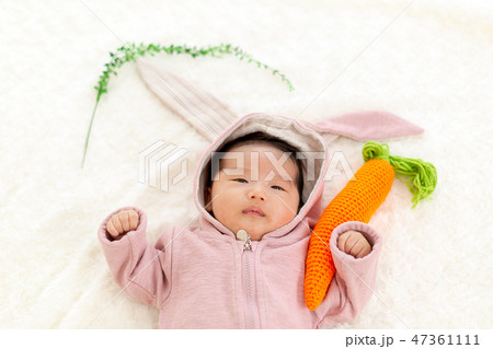 ニューボーンフォト　うさぎの着ぐるみを着た赤ちゃん 47361111