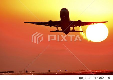 夕焼け空と夕陽の光芒を浴びる飛行機風景(阿蘇くまもと空港) 夕焼け空と夕陽の光芒を浴びる飛行機風景(阿蘇くまもと空港) 47362116