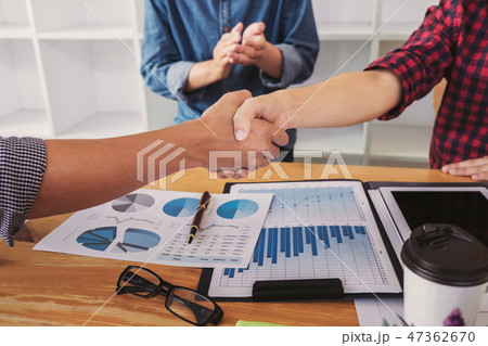 Finishing up a meeting, handshake of two happy business people a Finishing up a meeting, handshake of two happy business people a 47362670