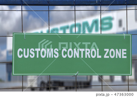 Green sign, customs control zone, on fence 47363000