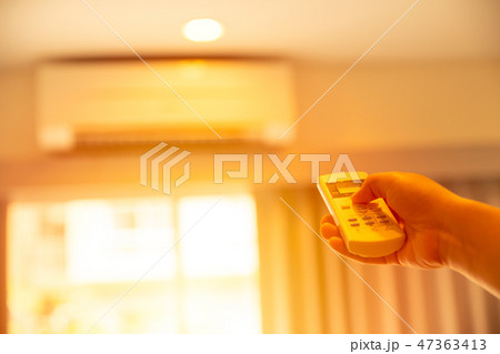 hand adjust AC temperature with remote control 47363413