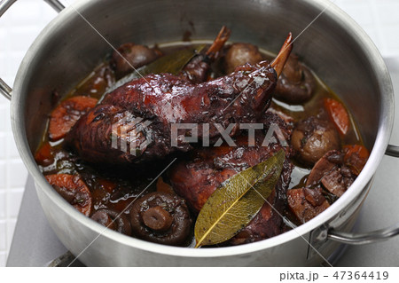 ウサギの赤ワイン煮 ウサギの赤ワイン煮 47364419