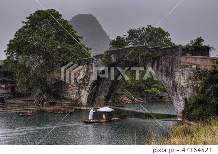 Dragon Bridge over Yulong River, Yangshuo, Guilin Dragon Bridge over Yulong River, Yangshuo, Guilin 47364621