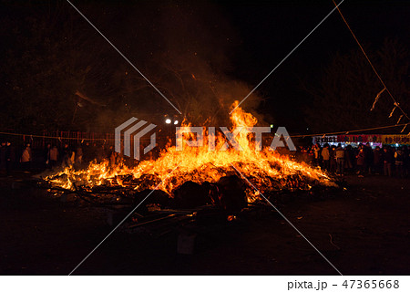 正月行事宮城佐沼どんと祭の御神火の炎 正月行事宮城佐沼どんと祭の御神火の炎 47365668