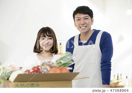 キッチンに並ぶ仲良し夫婦 キッチンに並ぶ仲良し夫婦 47368904