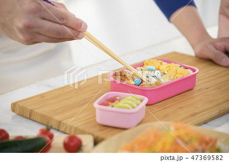 子供のお弁当を作るお父さん手元 子供のお弁当を作るお父さん手元 47369582