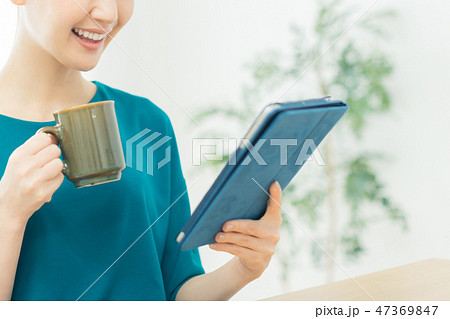 young woman young woman 47369847