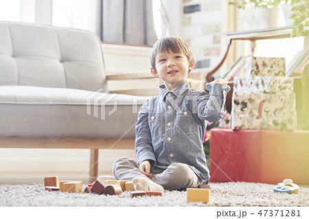 幼児 子供 一人 47371281