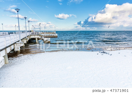 Winter Baltic sea scenery. Pier in Gdansk Brzezno, Poland 47371901