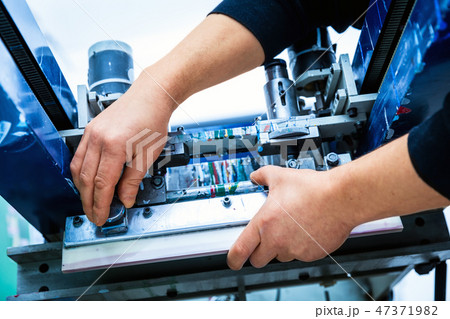 Worker setting print screening metal machine 47371982