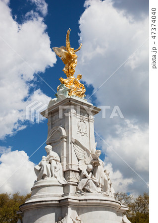 Victoria Memorial next to Buckingham Palace. London, the UK 47374040