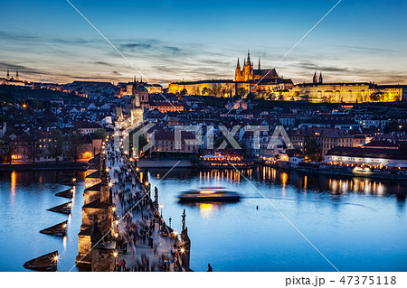 Charles Bridge on Vltava river in Prague, Czech Republic at late sunset, night. Prague Castle 47375118