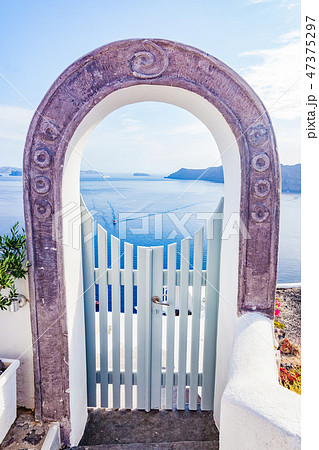 Traditional fence gate in Oia on Santorini island, Greece. 47375297
