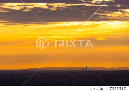 朝焼けの空　街のシルエット　蔵王山展望台より 47375517