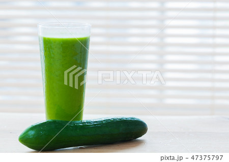 Fresh juice from green vegetables and fruits. Healthy vitamin drink. Fresh juice from green vegetables and fruits. Healthy vitamin drink. 47375797