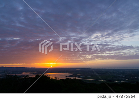 朝焼けの空 街のシルエット 蔵王山展望台より 朝焼けの空 街のシルエット 蔵王山展望台より 47375864