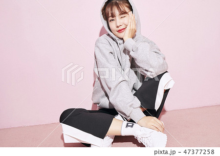 女性 ストリートファッションの写真素材