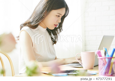 女性　ビジネスウーマン 47377291