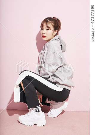 女性　ストリートファッション 47377299