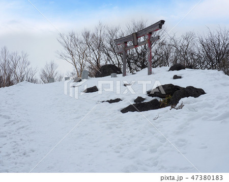 冬の赤城 黒檜山の山頂付近にある雪に埋もれた黒檜山大神の鳥居 47380183