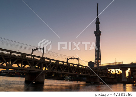 早朝の隅田川テラス 東京スカイツリーと朝焼けの写真素材